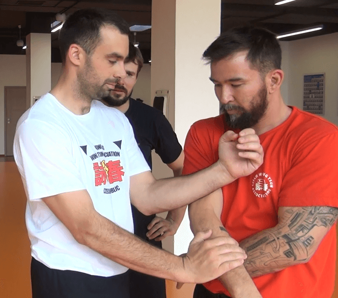 Foto 2 - Sifu Chris Collins pomaha studentovi pochopit techniky WT